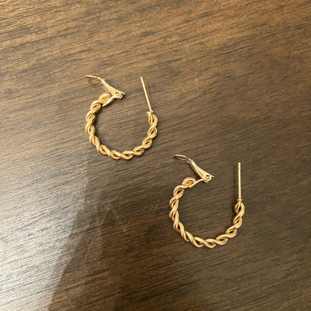 Fashion Jewelry Gold Twisted Hoop Earrings